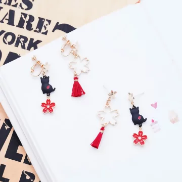 黑貓紅櫻流蘇×不對稱吊墜耳環.avif