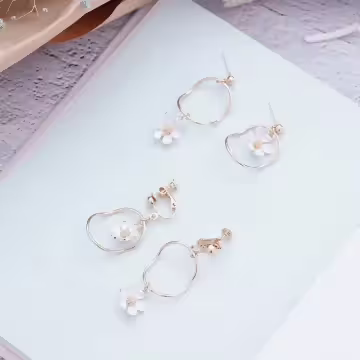 弧型圓環小白花×不對稱吊墜耳環