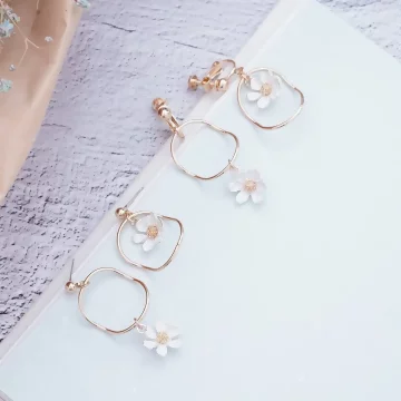 弧型圓環小白花×不對稱吊墜耳環.avif