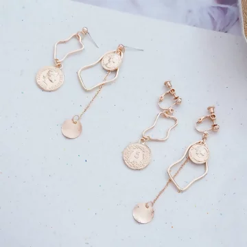 粉紅愛心希臘古幣×不對稱吊墜耳環.avif