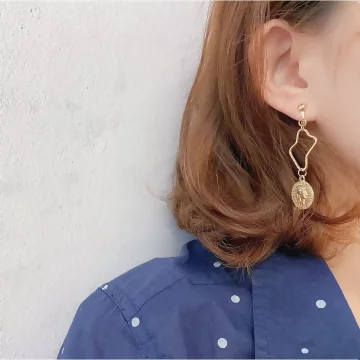粉紅愛心希臘古幣×不對稱吊墜耳環.avif