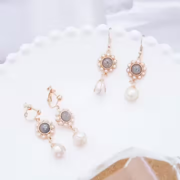 花邊灰晶線繞珍珠×吊墜耳勾