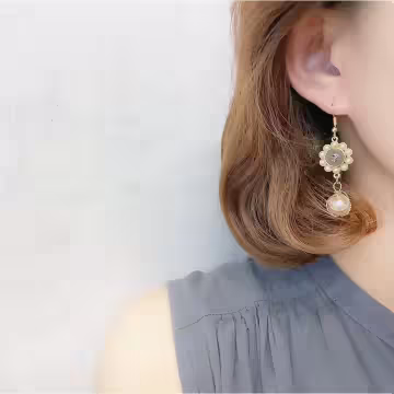 花邊灰晶線繞珍珠×吊墜耳勾