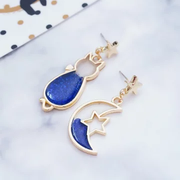 藍色亮片貓咪星月×不對稱吊墜耳環.avif