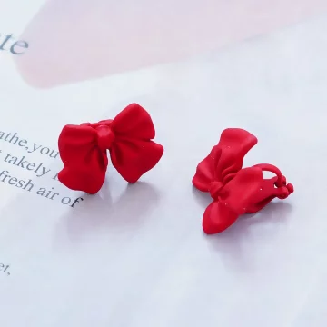 公主紅蝴蝶領結×三角耳夾.avif