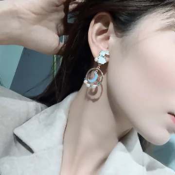 小兔彎月星空圓環×不對稱吊墜耳環×共二色.avif