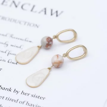 乳白水滴圓石珠珠×吊墜耳環.avif