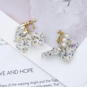 碎花薄紗蝴蝶結珍珠×螺旋耳夾×共二色.avif