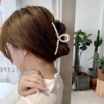 交叉氣質珍珠×鯊魚髮夾.avif