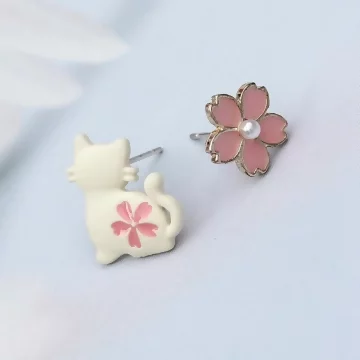 白貓粉櫻花卉×不對稱耳環.avif