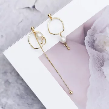 圓弧霧面珍珠×不對稱吊墜耳環.avif