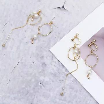 圓弧霧面珍珠×不對稱吊墜耳環.avif