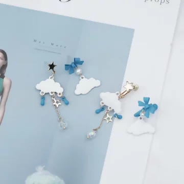 白雲藍雨蝴蝶結×不對稱吊墜耳環.avif