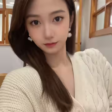 小白貓愛心鑲珍珠毛球×不對稱三角耳夾