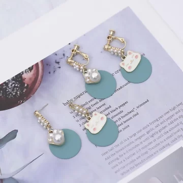 萌貓肉蹼馬卡龍珍珠×不對稱吊墜耳環.avif