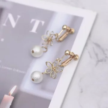 鏤空線條花朵珍珠&times;螺旋耳夾.avif