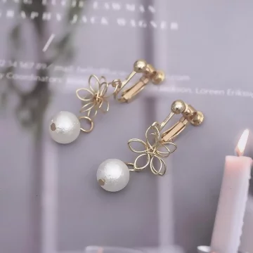 鏤空線條花朵珍珠&times;螺旋耳夾.avif
