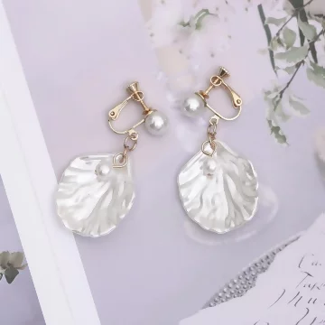 純白簡約珍珠貝殼&times;螺旋耳夾.avif