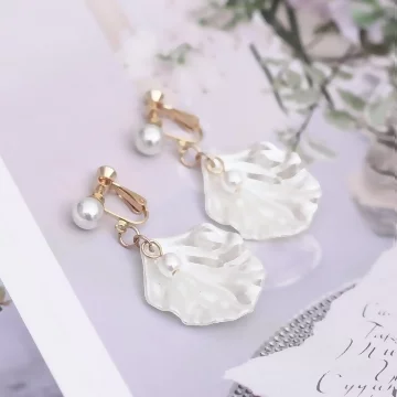純白簡約珍珠貝殼&times;螺旋耳夾.avif