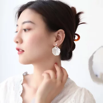 純白簡約珍珠貝殼&times;螺旋耳夾.avif