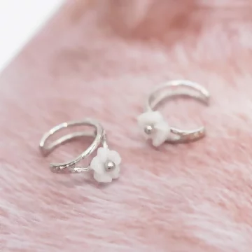 小白花&times;U型耳骨夾.avif