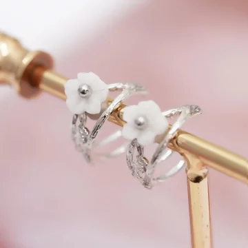 小白花&times;U型耳骨夾.avif