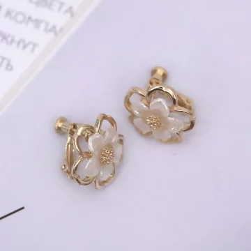 透白金蕊花朵×螺旋耳夾.avif