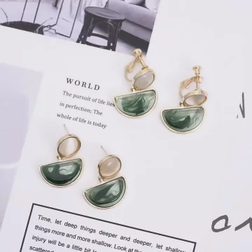 半圓煙綠泫染貓眼石×吊墜耳環.avif