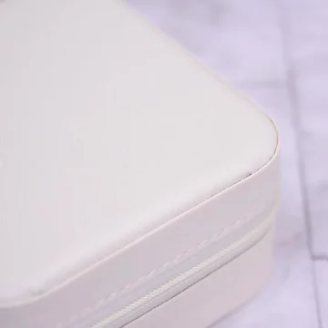 細紋皮革&times;拉鍊飾品盒&times;雪白.avif