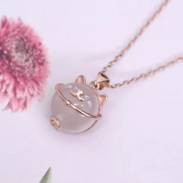 粉萌招財貓×鎖骨項鍊.avif