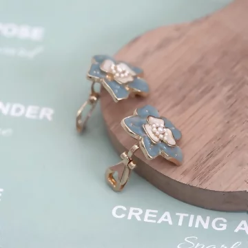 藍白雙色氣質小花×三角耳夾.avif