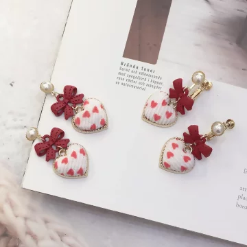 紅結絨布愛心&times;螺旋耳夾.avif