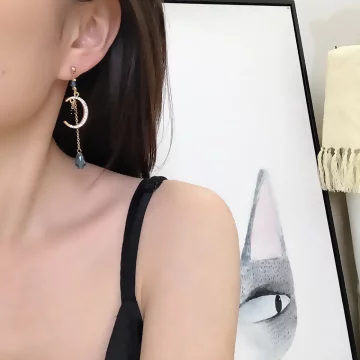 藍晶輕奢月亮×不對稱吊墜耳環.avif