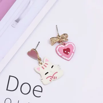 休憩中的貓咪×不對稱吊墜耳環.avif