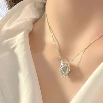 藍冰心臟×鎖骨項鍊.avif