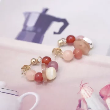 粉玉珠子扭釦天然石×後掛式吊墜耳環.avif