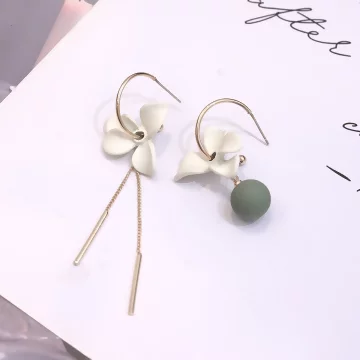 法式夏日白花×不對稱吊墜耳環.avif