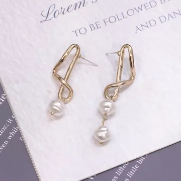 金屬不規則線條珍珠×不對稱吊墜耳環.avif