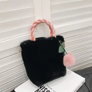 毛絨櫻桃小拎包×鍊條斜背包×黑色.avif
