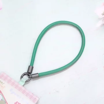 單色簡約皮革×手機腕帶掛繩×綠色.avif