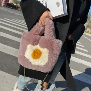 毛絨絨荷包蛋×鍊條斜背包×沙粉.avif
