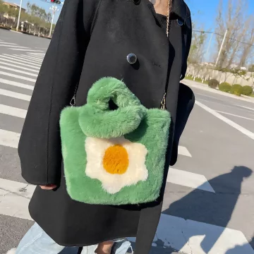 毛絨絨荷包蛋×鍊條斜背包×綠色.avif