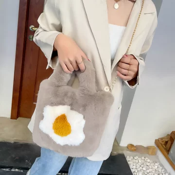 毛絨絨荷包蛋×鍊條斜背包×米駝.avif