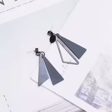 霧霾藍黑木頭三角×不對稱吊墜耳環