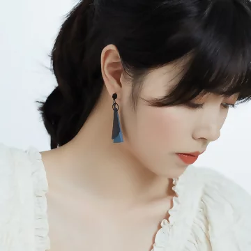 霧霾藍黑木頭三角×不對稱吊墜耳環.avif