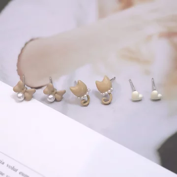 奶茶貓咪蝴蝶結珍珠×三套件耳環組.avif
