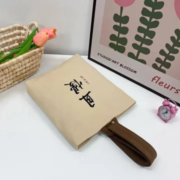 且慢×書法字×水桶手提袋.avif