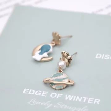 太空人水藍地球×不對稱吊墜耳環.avif