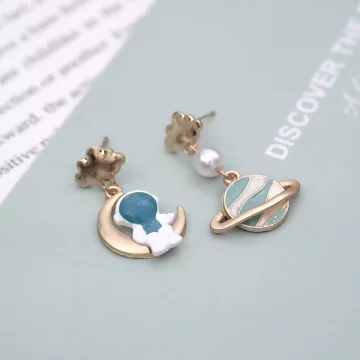 太空人水藍地球×不對稱吊墜耳環.avif