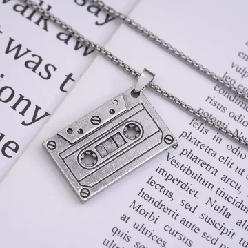復古錄音帶×中性長項鍊.avif